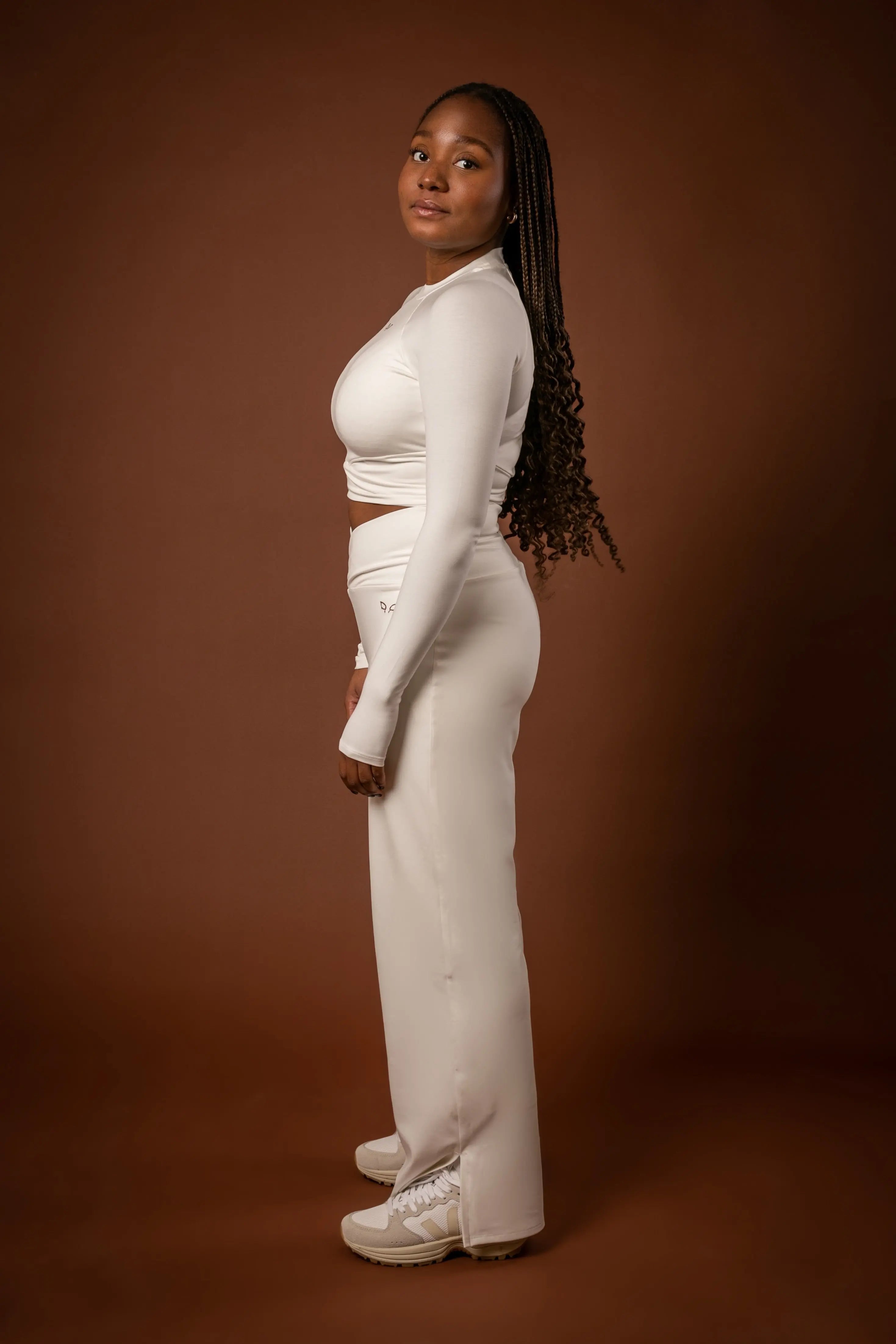 Noor women's sportswear and activewear lined pants made from sustainable and biosourced seaweed and wood fibers, with biodegradable elastane, free from toxic synthetics, eternal pollutants, and dyes, highlighting the natural luminous color of the fibers in a white undyed off-white shade.
