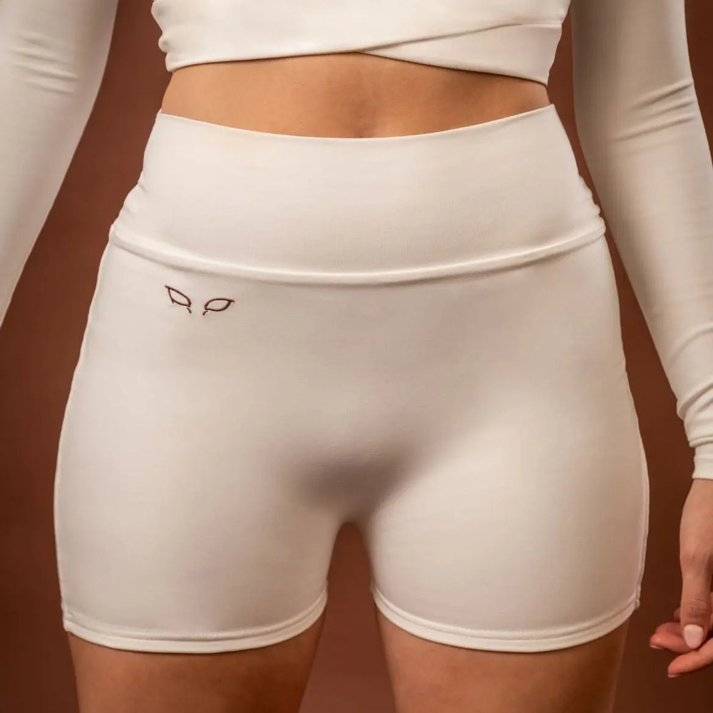 
                      
                        Yuuki women's sportswear and activewear lined shorts made from sustainable and biosourced seaweed and wood fibers, with biodegradable elastane, free from toxic synthetics, eternal pollutants, and dyes, featuring the natural luminous color of the fibers in an off-white undyed shade.
                      
                    